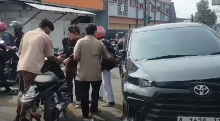 Kecelakaan Beruntun di Pandeglang, Truk Tabrak Motor dan Mobil, 2 Luka-Luka