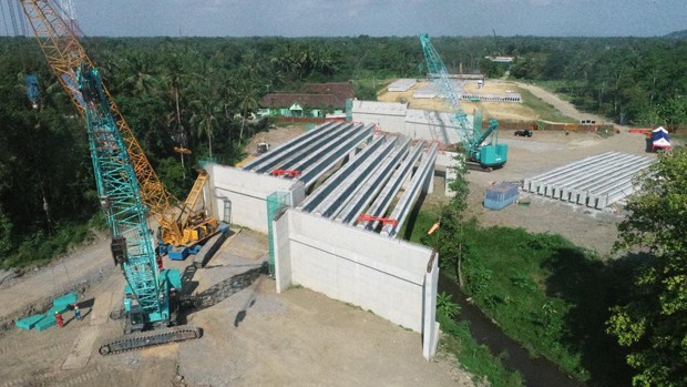  Erection Girder Perdana di Tol Jogja-Bawen Sudah Terpasang, Punya 20 Gelagar dan 2 Dimensi Berbeda