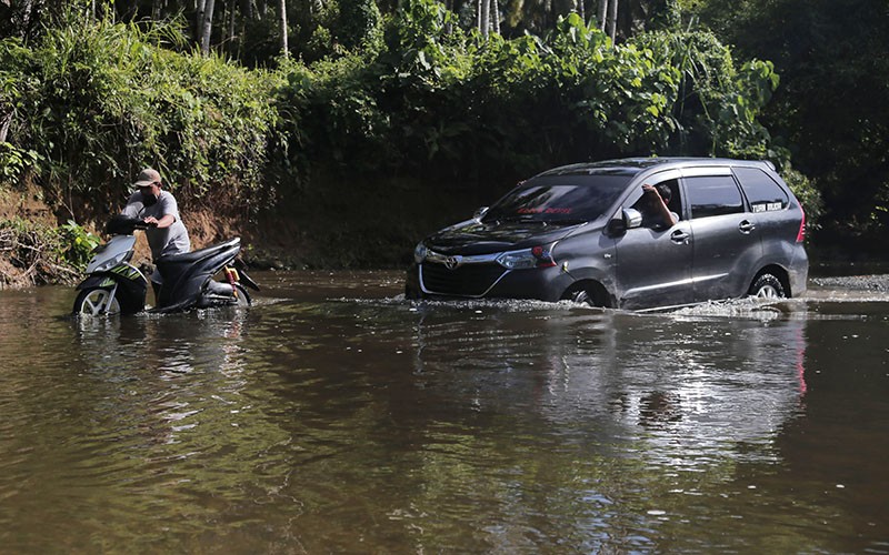 20 Tahun Tidak Ada Jembatan, Warga Desa Ini Nekat Menyeberangi Sungai - Bagian 1