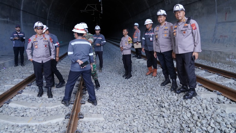 Antisipasi Pencurian Komponen KCJB, Polisi Cek Jalur Kereta Cepat di Bandung 