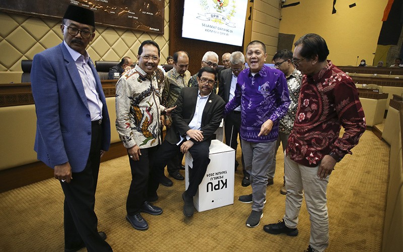 KPU Pamer Kekuatan Kotak Suara Pemilu 2024, Anggota DPR Coba Duduki - Bagian 1