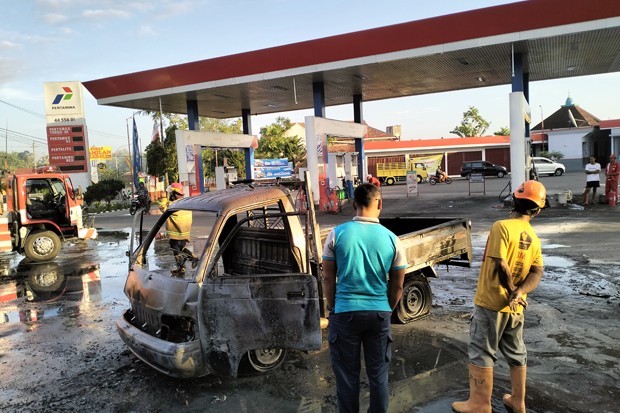 Gegara Main HP saat Mengisi BBM di SPBU, Pikap Ludes Terbakar