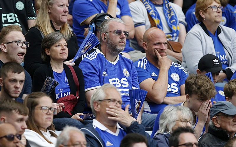Ekspresi Sedih Suporter, Leicester City Turun Kasta ke Divisi Championship - Bagian 1