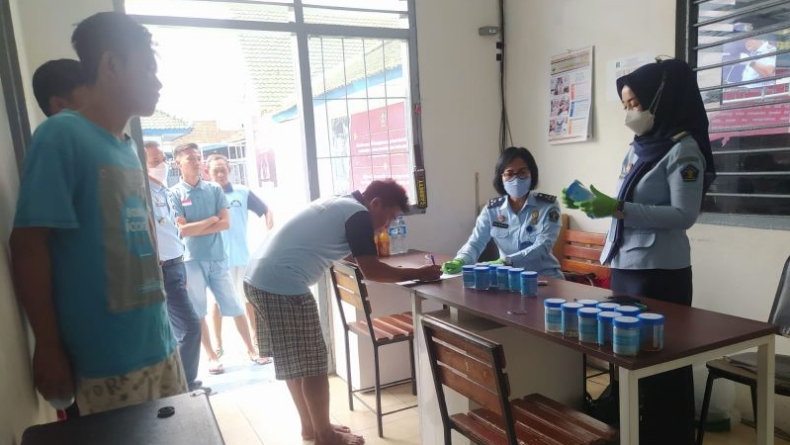  Bikin Kaget, 15 Napi dan 5 Petugas Lapas Kalianda Dites Urine Mendadak