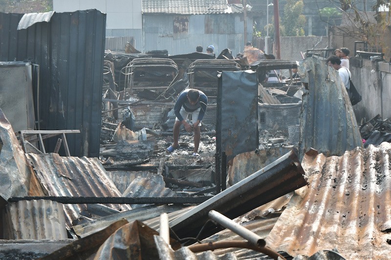 Kebakaran Rumah Semi Permanen di Duren Sawit, 1 Orang Meninggal Dunia - Bagian 1