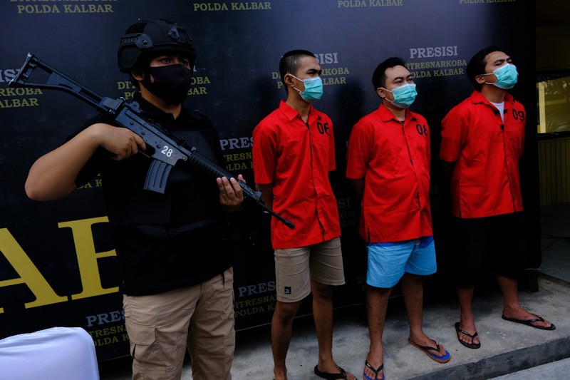 Polda Kalbar Musnahkan Narkoba, Ribuan Pil Ekstasi Diblender - Bagian 2