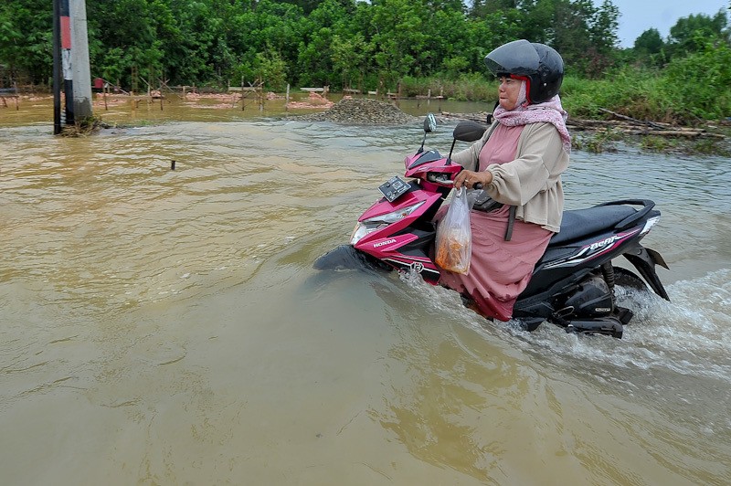 Potret Emak-Emak Naik Motor Nekat Terobos Banjir di Jambi - Bagian 1