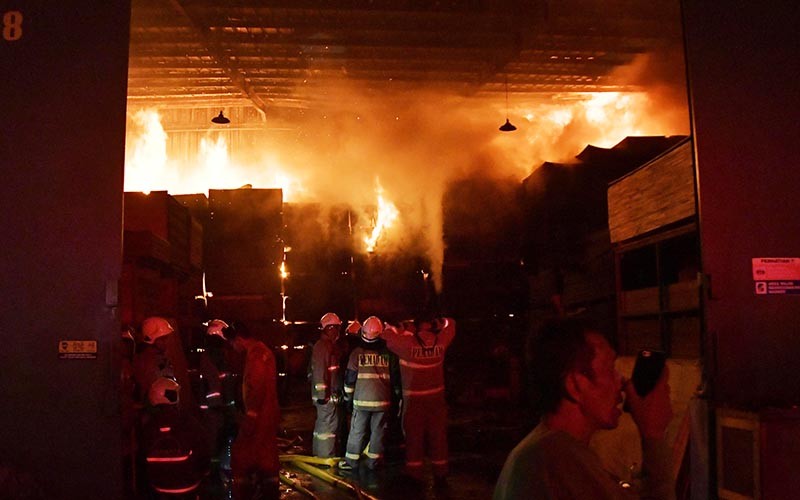 Kebakaran Gudang Triplek di Pondok Bambu, 22 Unit Damkar Dikerahkan - Bagian 1