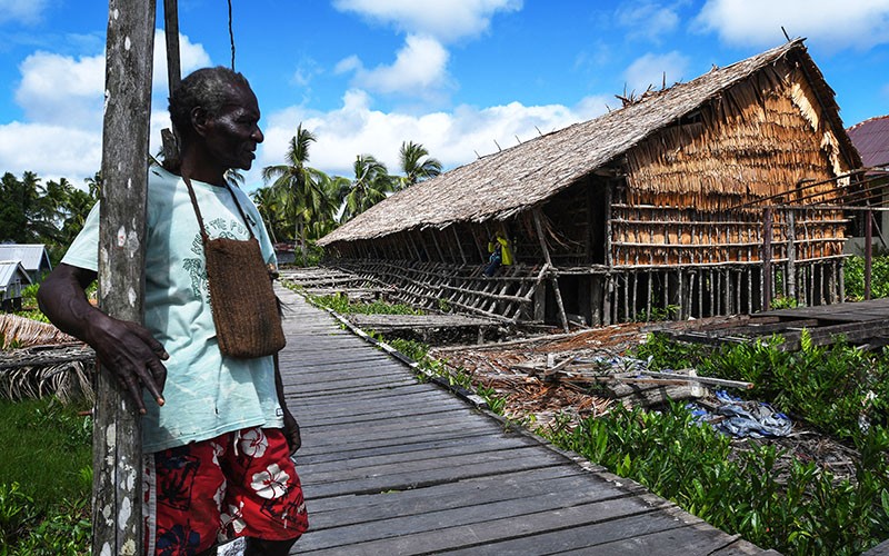 Mengunjungi Rumah Adat Suku Asmat dengan Bahan Alami - Bagian 1