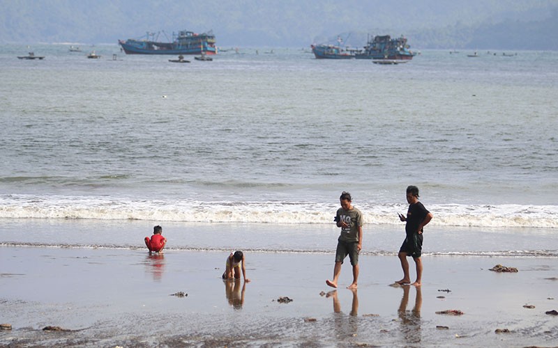 Waspada, Gelombang Tinggi hingga 4 Meter di Perairan Jawa Timur - Bagian 2