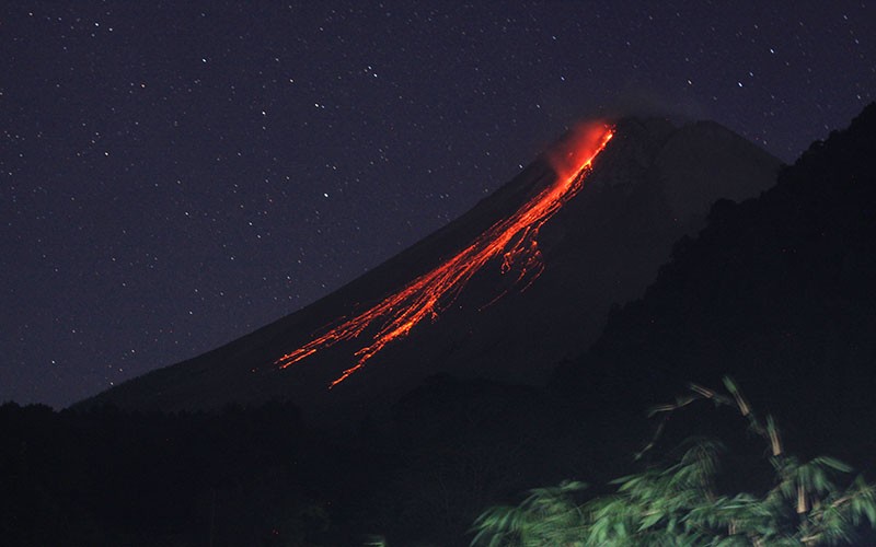 Gunung Merapi Keluarkan 7 Kali Guguran Lava Pijar Sejauh 1,7 Kilometer Pagi Ini