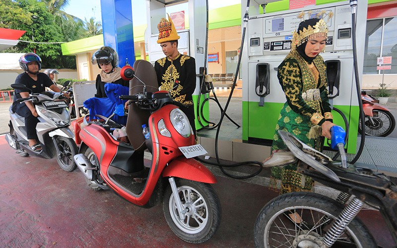 Unik, Petugas SPBU Pakai Baju Adat Peringati Hari Lahir Pancasila - Bagian 1