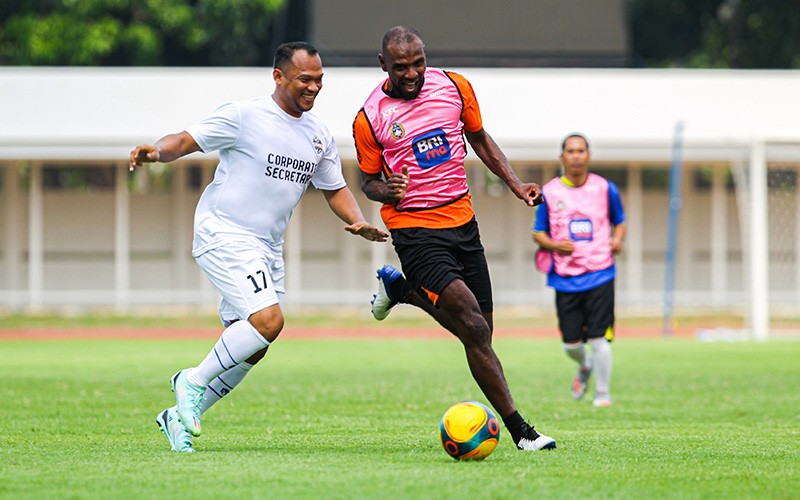 Aksi Eric Abidal dan Roberto Carlos saat Main Bola Bareng di Stadion Madya - Bagian 1