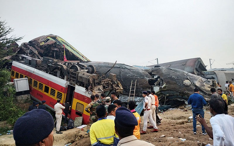 Foto-Foto 2 Kereta Penumpang Bertabrakan di India, 288 Orang Tewas - Bagian 2