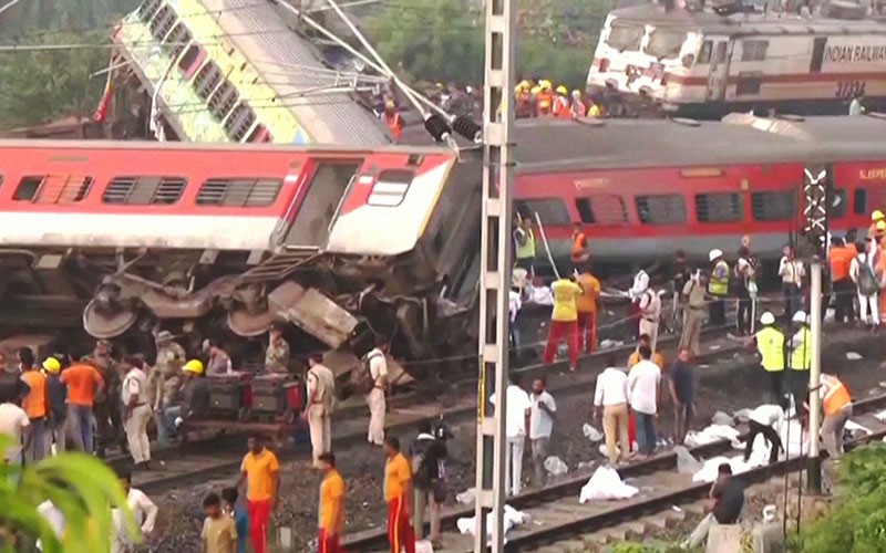 Foto-Foto 2 Kereta Penumpang Bertabrakan di India, 288 Orang Tewas - Bagian 1