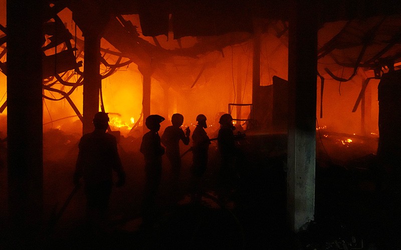 Pasar Purwareja Banjarnegara Kebakaran, Damkar Berjibaku agar Api Tidak Meluas - Bagian 1