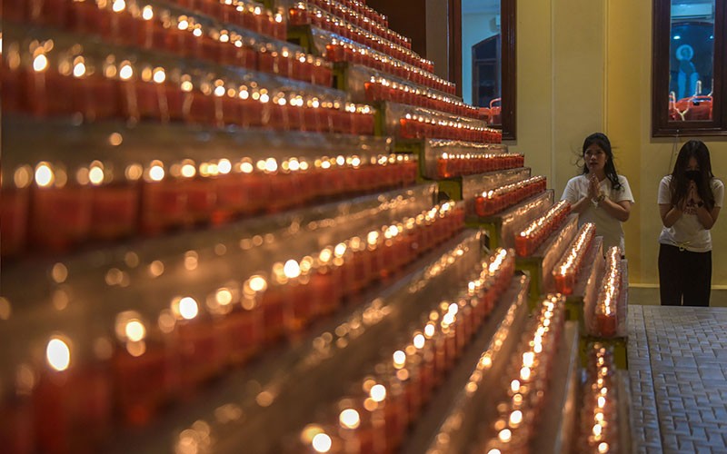Momen Penyalaan Pelita dan Ritual Pradaksina Waisak 2567 BE di Palembang - Bagian 4