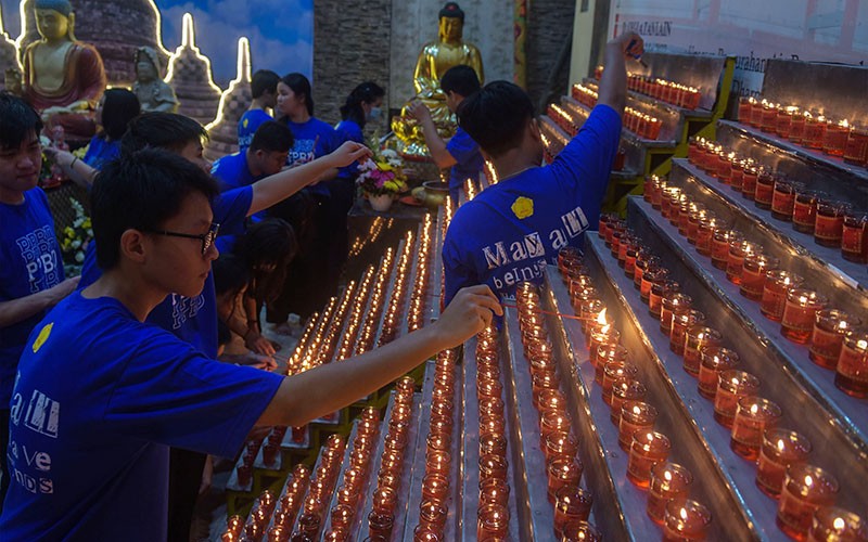 Momen Penyalaan Pelita dan Ritual Pradaksina Waisak 2567 BE di Palembang - Bagian 1