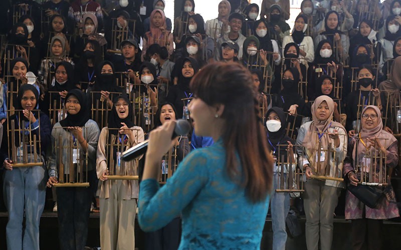 Ketika Anak-Anak Perkenalkan Alat Musik Angklung kepada Wisatawan - Bagian 2