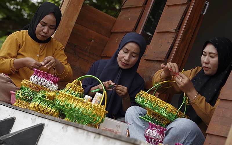 Melihat Kesibukan Ibu-Ibu di Kolaka Membuat Kerajinan Berbahan Sampah Plastik - Bagian 1