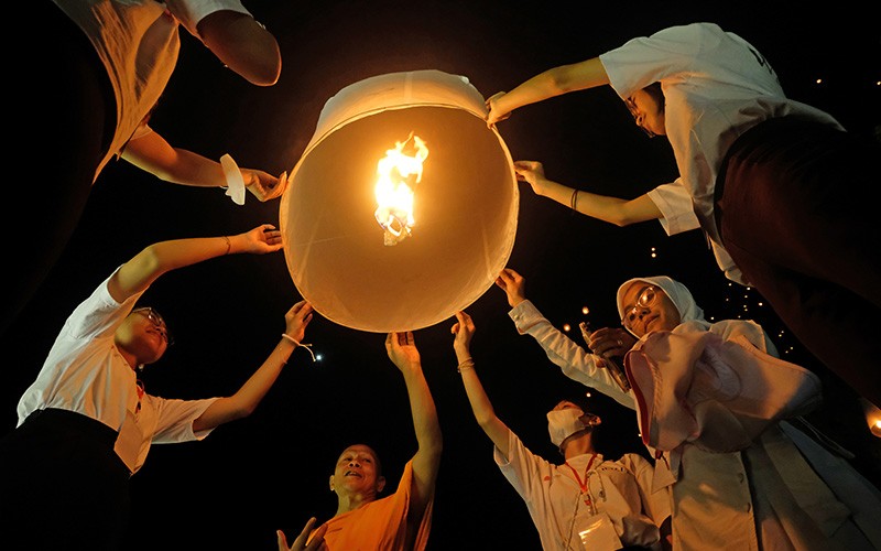 Simbol Perdamaian, 2.567 Lampion Diterbangkan Tutup Rangkaian Hari Raya Waisak - Bagian 3
