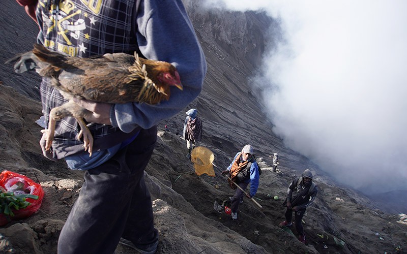 Upacara Yadnya Kasada, Masyarakat Tengger Larung Panen ke Kawah Gunung Bromo - Bagian 1