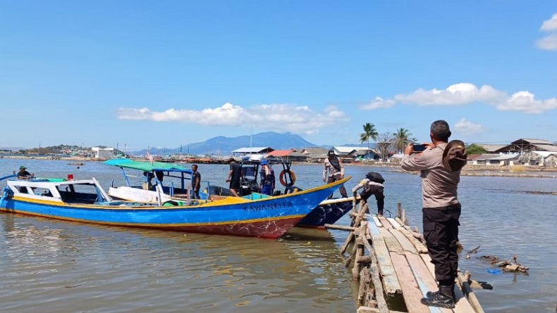 Perahu Dihantam Ombak di Pantai Bima, 5 Nelayan Selamatkan Diri Naik Boks Ikan