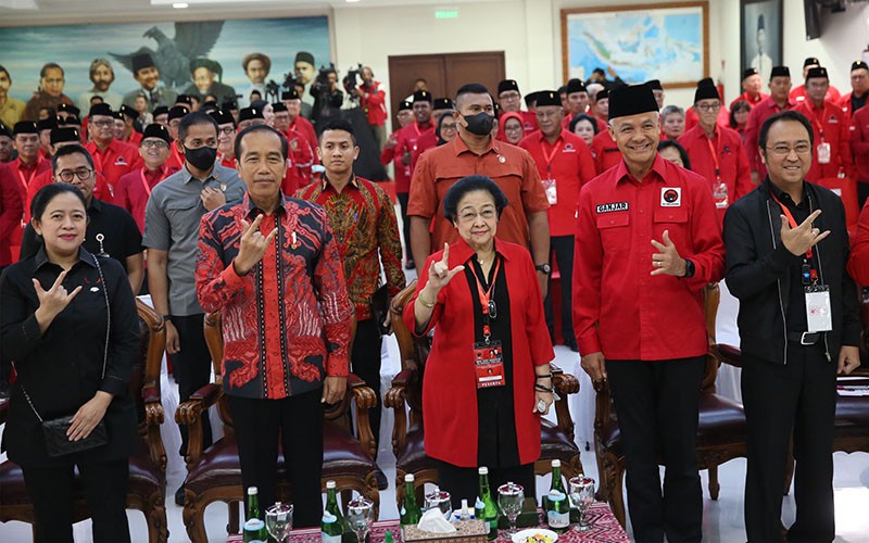 Momen Jokowi, Megawati dan Ganjar Pranowo Salam Metal saat Rakernas PDIP - Bagian 2