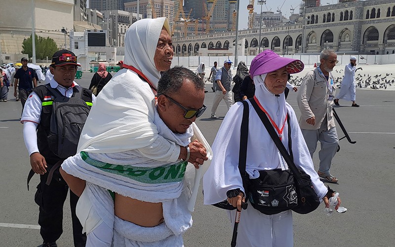 Potret Petugas Kemenag Gendong Jemaah Calon Haji di Masjidil Haram - Bagian 2
