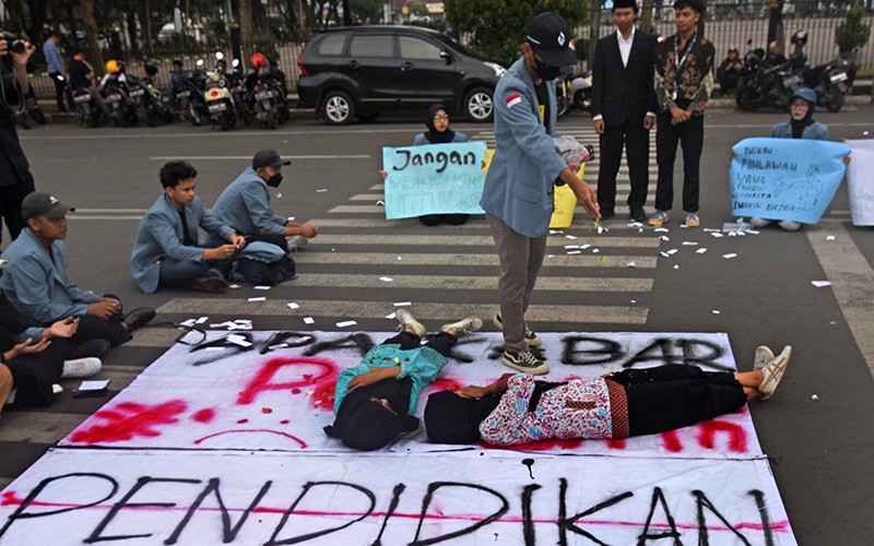 Mahasiswa Unjuk Rasa Tuntut Perbaikan Pendidikan dan Sekolah Rusak di Banten - Bagian 2