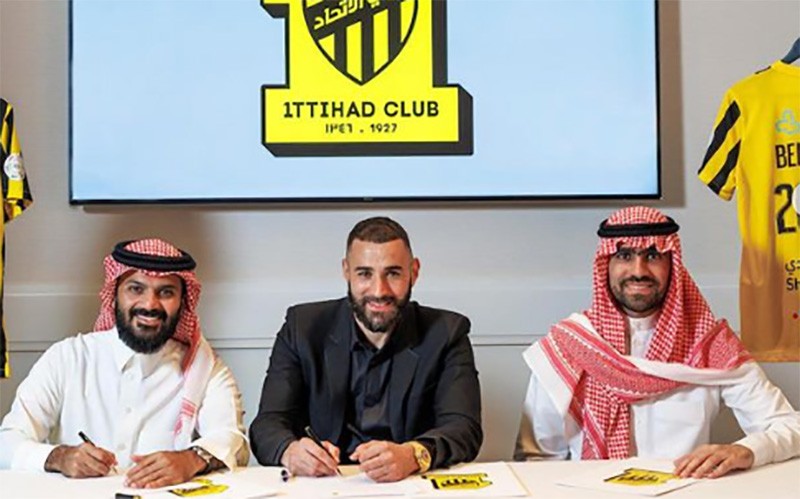 Gaya Benzema Pamer Jersey Al Ittihad, Kantongi Gaji Fantastis Rp8,8 M per Hari - Bagian 3