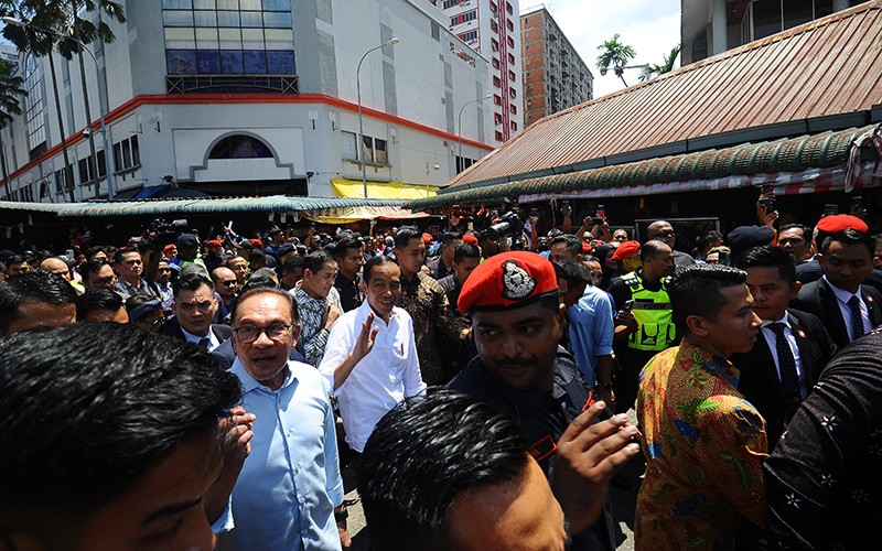 Presiden Jokowi-PM Anwar Ibrahim Disambut Ribuan Warga Indonesia di Pasar Chow Kit - Bagian 2