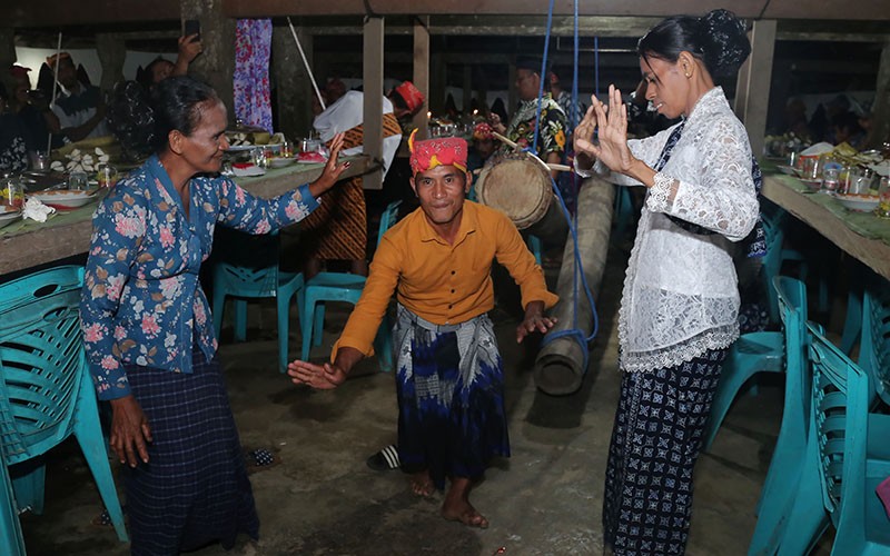 Ritual Adat Orom Sasadu Suku Sahu Halmahera Barat - Bagian 1