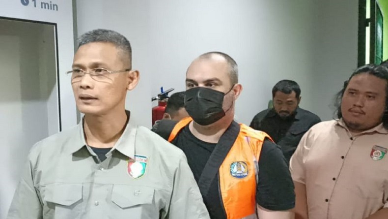 Warga Inggris Bakar Gerbang Vila di Gili Air Akhirnya Dideportasi