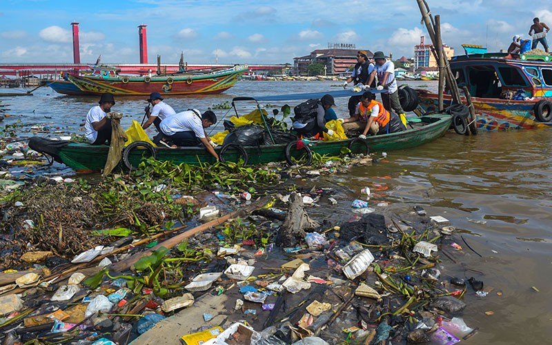 Bersih-Bersih Sungai Musi Angkut 3 Ton Sampah - Bagian 1