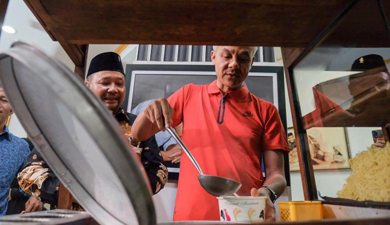 Momen Ganjar Temui Puluhan Pedagang Bakso di Rumah Dinas, Ambil Mi dan Kuah Sendiri