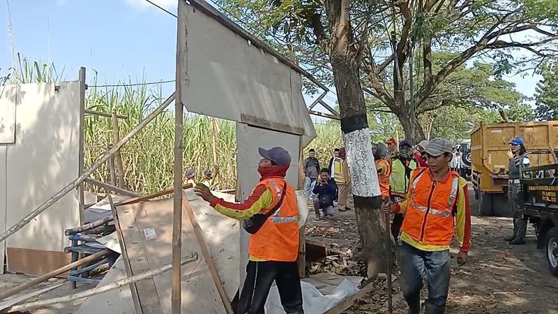  Petugas Gabungan Bongkar Puluhan Warung Remang-remang di Jalan Raya Pati-Kudus