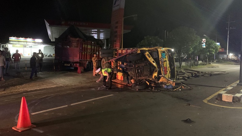 Kecelakaan di Sumenep, 2 Truk Tabrakan, 4 Orang Dilarikan ke Rumah Sakit