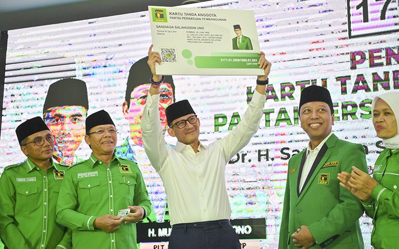 Pakai Jaket Hijau, Sandiaga Uno Resmi Gabung PPP - Bagian 2