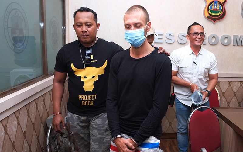 Tampang Warga Amerika Serikat Rusak Mobil Dinas Polisi di Bali - Bagian 2