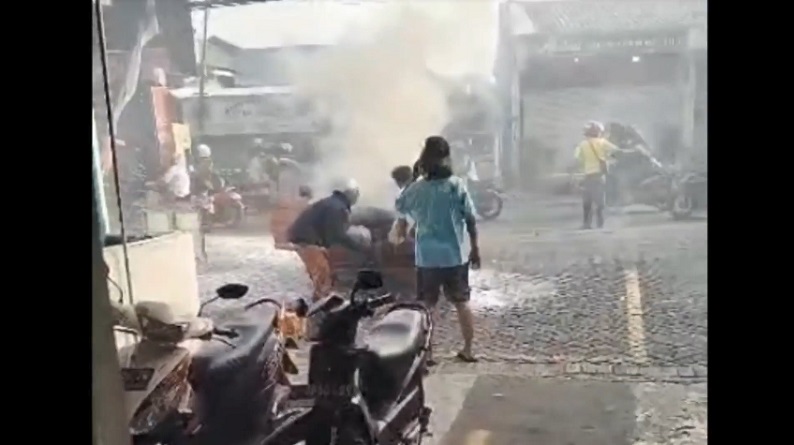 Korsleting Listrik, City Car Terbakar di Parkiran Minimarket Surabaya