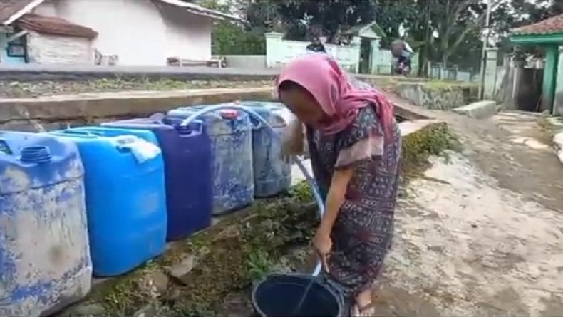 3 Bulan Tak Turun Hujan, Warga Cigintung Garut Manfaatkan Air Selokan 