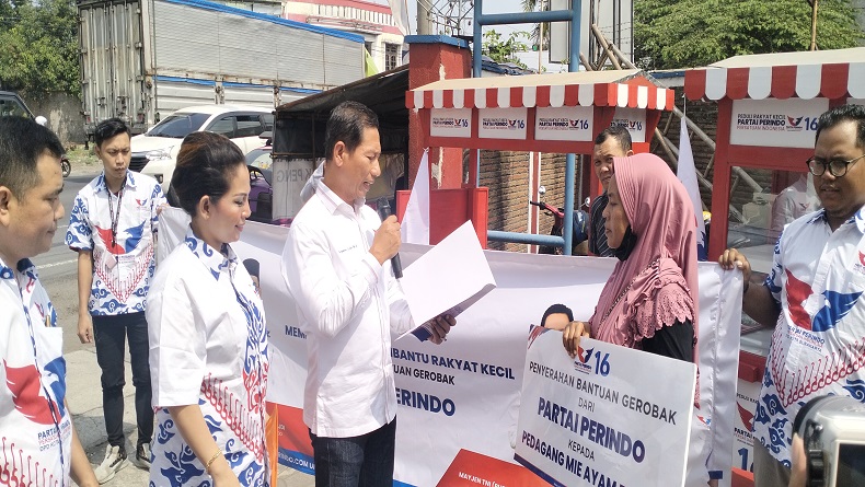 Partai Perindo Serahkan Bantuan Gerobak untuk Pedagang di Solo 