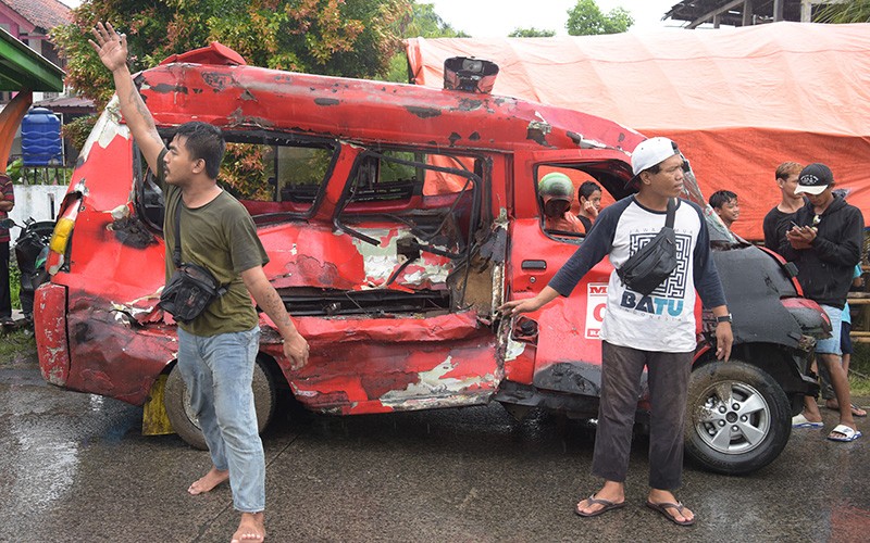 Penampakan Angkot Depok Ringsek Tertabrak KRL - Bagian 1