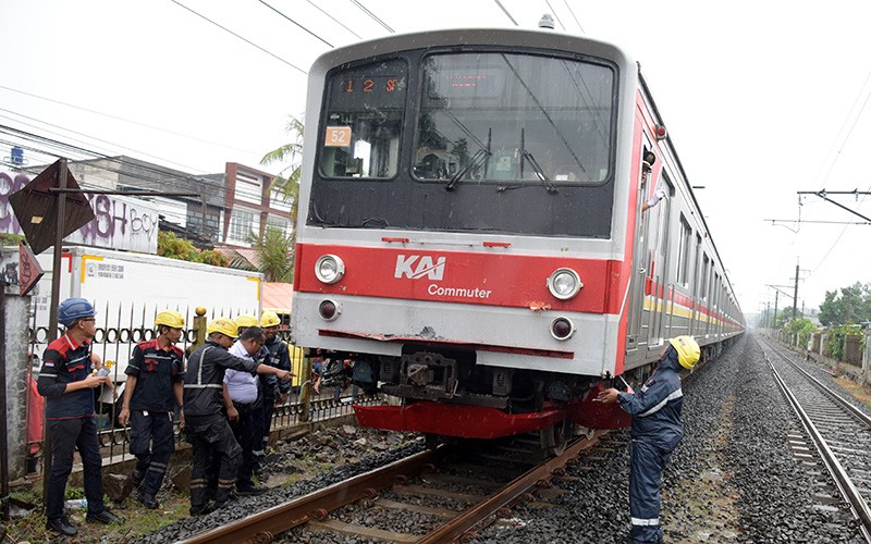 Penampakan Angkot Depok Ringsek Tertabrak KRL - Bagian 3