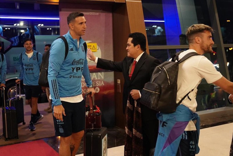 Erick Thohir Sambut Timnas Argentina, Berikan Kain Khas Indonesia - Bagian 1