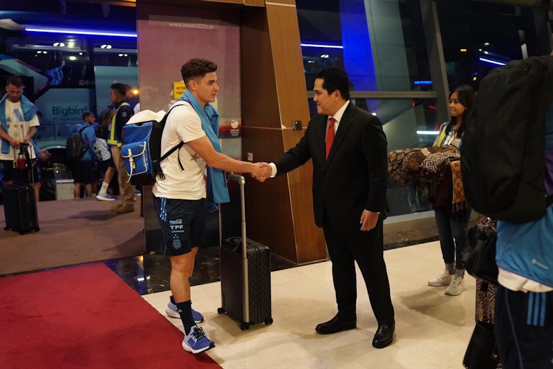 Erick Thohir Sambut Timnas Argentina, Berikan Kain Khas Indonesia - Bagian 2