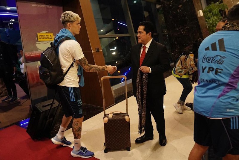 Erick Thohir Sambut Timnas Argentina, Berikan Kain Khas Indonesia - Bagian 3