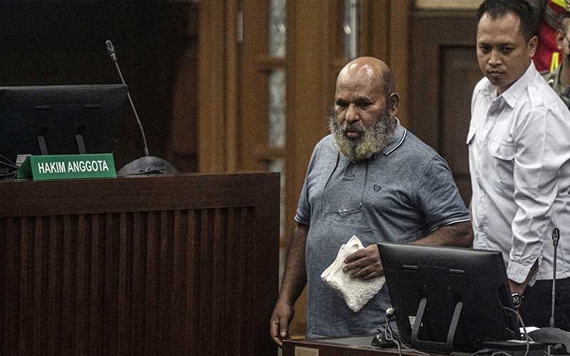 Tampang Lukas Enembe Jalani Sidang Dakwaan Terima Suap Rp45,8 Miliar - Bagian 2