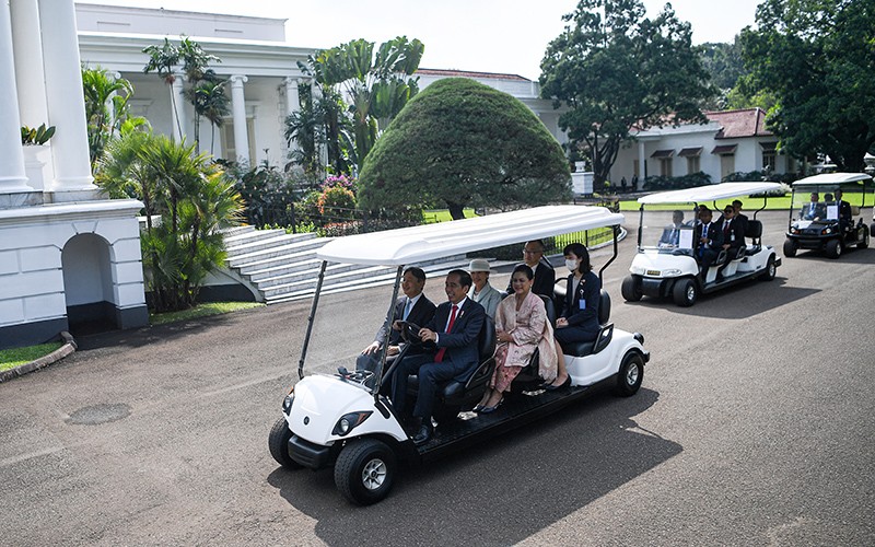 Momen Presiden Jokowi Sopiri Kaisar Jepang Naruhito Keliling Istana Bogor - Bagian 1